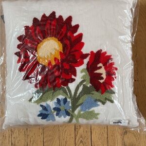 Linen throw pillow NWT 18x18 with tufted  multi colored flowers.